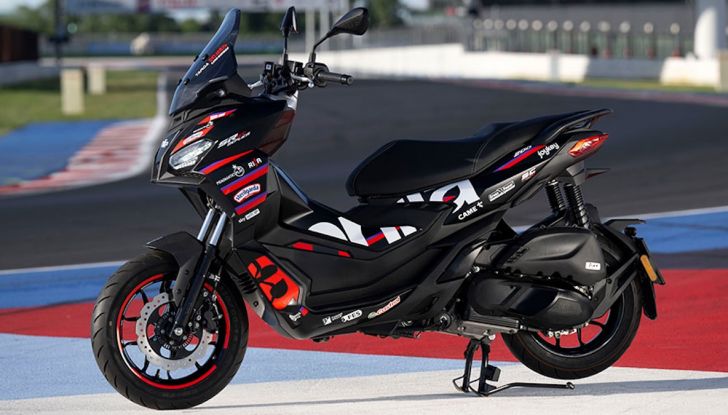 Aprilia SR GT Replica 2025: stile MotoGP per lo scooter urban adventure - Foto 6 di 7