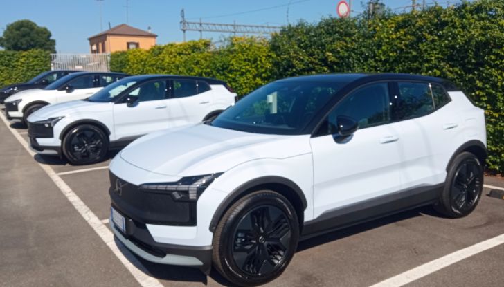 Volvo EX30 Cross Country prova su strada del nuovo fuoristrada elettrico - Foto 1 di 10