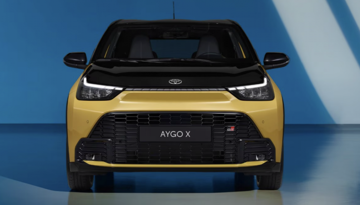 Toyota Aygo X full hybrid: fino a 30 km con un litro in città, debutto a dicembre - Foto 1 di 10