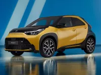 Toyota Aygo X full hybrid: fino a 30 km con un litro in città, debutto a dicembre