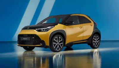 Toyota Aygo X full hybrid: fino a 30 km con un litro in città, debutto a dicembre