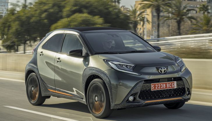 Toyota Aygo X full hybrid: fino a 30 km con un litro in città, debutto a dicembre - Foto 8 di 10