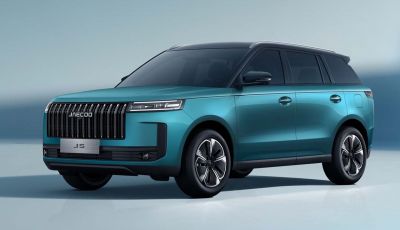 Jaecoo 5 2025: debutto in Italia con motori benzina ed elettrico, allestimenti e prezzi ufficiali
