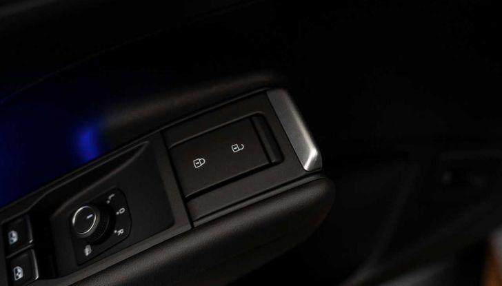 Volkswagen T-Roc 2025: presentata in anteprima ufficiale con caratteristiche, motori e prezzi - Foto 18 di 25