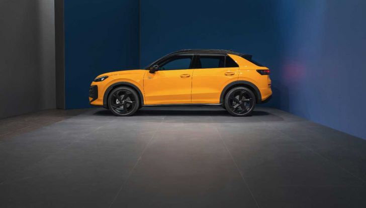 Volkswagen T-Roc 2025: presentata in anteprima ufficiale con caratteristiche, motori e prezzi - Foto 2 di 25