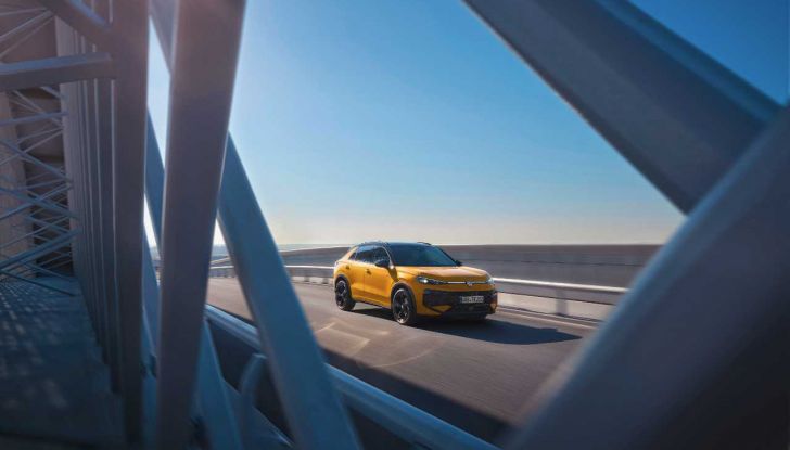 Volkswagen T-Roc 2025: presentata in anteprima ufficiale con caratteristiche, motori e prezzi - Foto 21 di 25