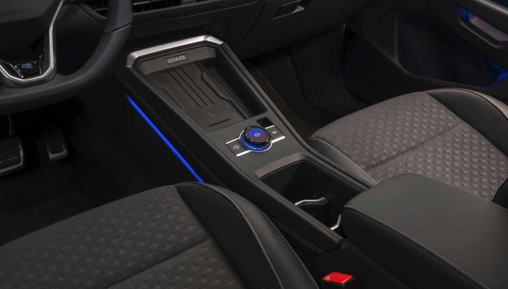 Volkswagen T-Roc 2025: presentata in anteprima ufficiale con caratteristiche, motori e prezzi - Foto 7 di 25