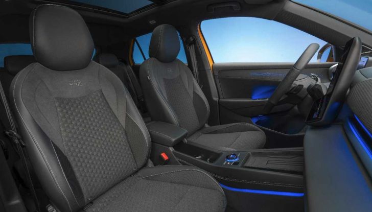 Volkswagen T-Roc 2025: presentata in anteprima ufficiale con caratteristiche, motori e prezzi - Foto 9 di 25