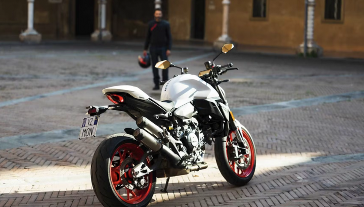 Ducati Monster 2026, rivoluzione totale: nuovo V2 e tecnologia da superbike - Foto 3 di 7