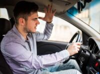 Le abitudini quotidiane al volante che costano agli italiani: ecco quali sono