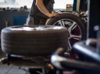 Cambio gomme estive 2026: tutto quello che c’è da sapere su scadenze, obblighi e sanzioni