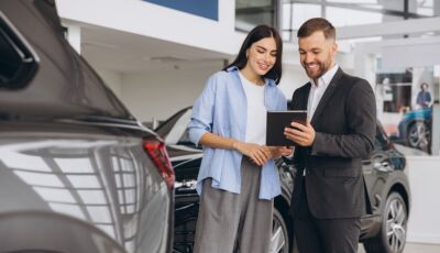 Comprare auto oggi: perché il concessionario resta fondamentale (anche nell’era digitale)