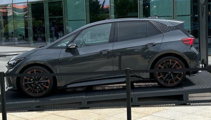 Nuova Cupra Born prova su strada, prestazioni e prezzi - Foto 7 di 12