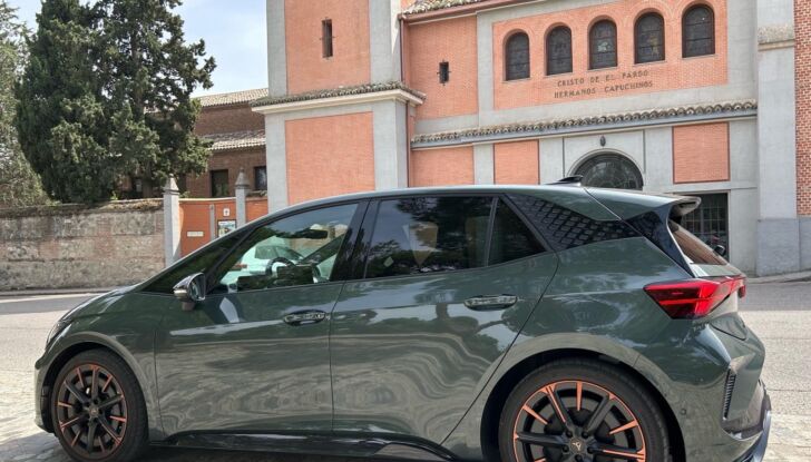 Nuova Cupra Born prova su strada, prestazioni e prezzi - Foto 6 di 12