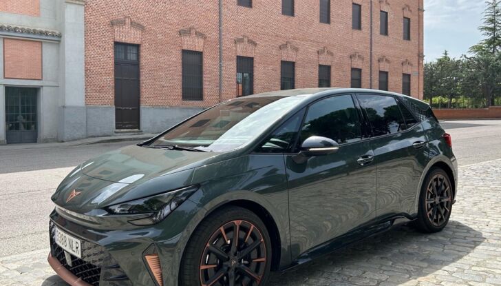 Nuova Cupra Born prova su strada, prestazioni e prezzi - Foto 2 di 12