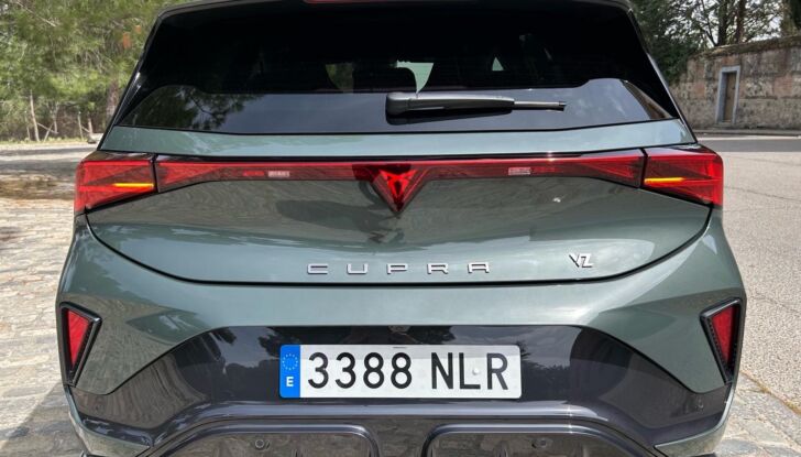 Nuova Cupra Born prova su strada, prestazioni e prezzi - Foto 3 di 12