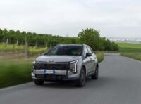 Kia Sportage 2026: debutta la nuova Tri-Fuel, che combina il Full Hybrid con il GPL
