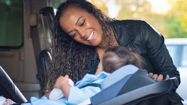 Bambini dimenticati in auto: rischi con il caldo, dispositivi antiabbandono e prevenzione