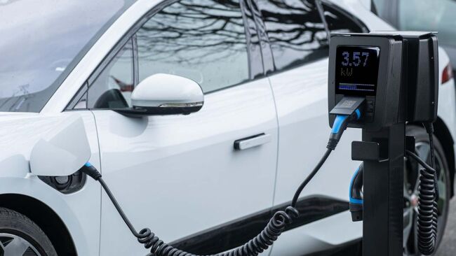Caldo record e auto elettriche: come proteggere la batteria e gestire la ricarica