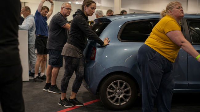 Mani sull'auto: la gara di resistenza in cui l'ultimo che stacca vince la macchina