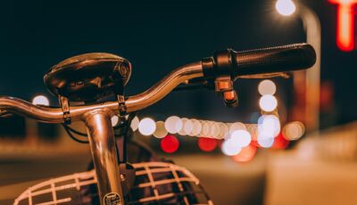 Viaggiare in bicicletta la sera: cosa dice il Codice della Strada (luci, gilet e sanzioni)