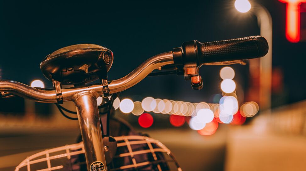 Viaggiare in bicicletta la sera: cosa dice il Codice della Strada (luci, gilet e sanzioni)