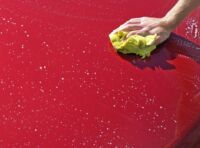 Lavare l’auto fai-da-te a casa o in garage: cosa dice davvero la legge?