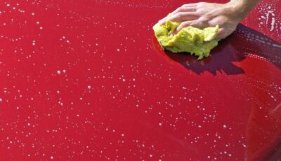 Lavare l’auto fai-da-te a casa o in garage: cosa dice davvero la legge?